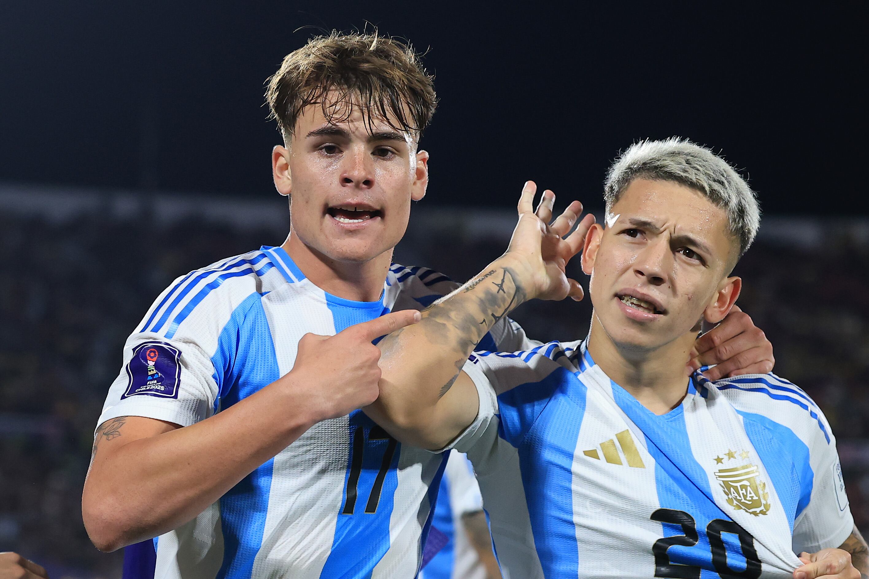 Gianluca Prestianni y Mateo Silvetti celebran el gol que le dio el paso a la final para Argentina.