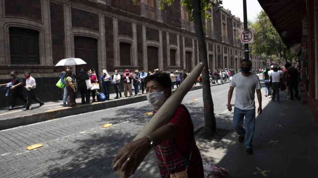 Ante la persistencia de las infecciones algunos Gobiernos han dado marcha atrás a la flexibilización de los largos confinamientos, como sucedió en las últimas semanas en Perú, Argentina y Venezuela.