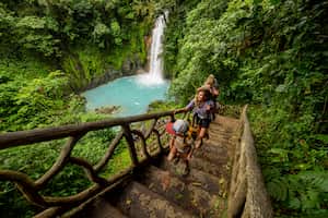 Caminata familiar en la cascada del Río Celeste en Costa Rica.