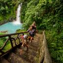 Caminata familiar en la cascada del Río Celeste en Costa Rica.