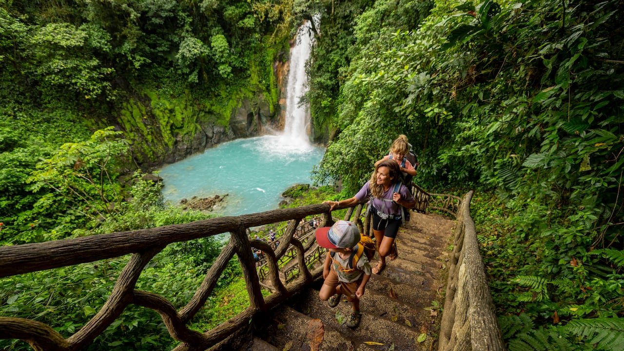 Caminata familiar en la cascada del Río Celeste en Costa Rica.