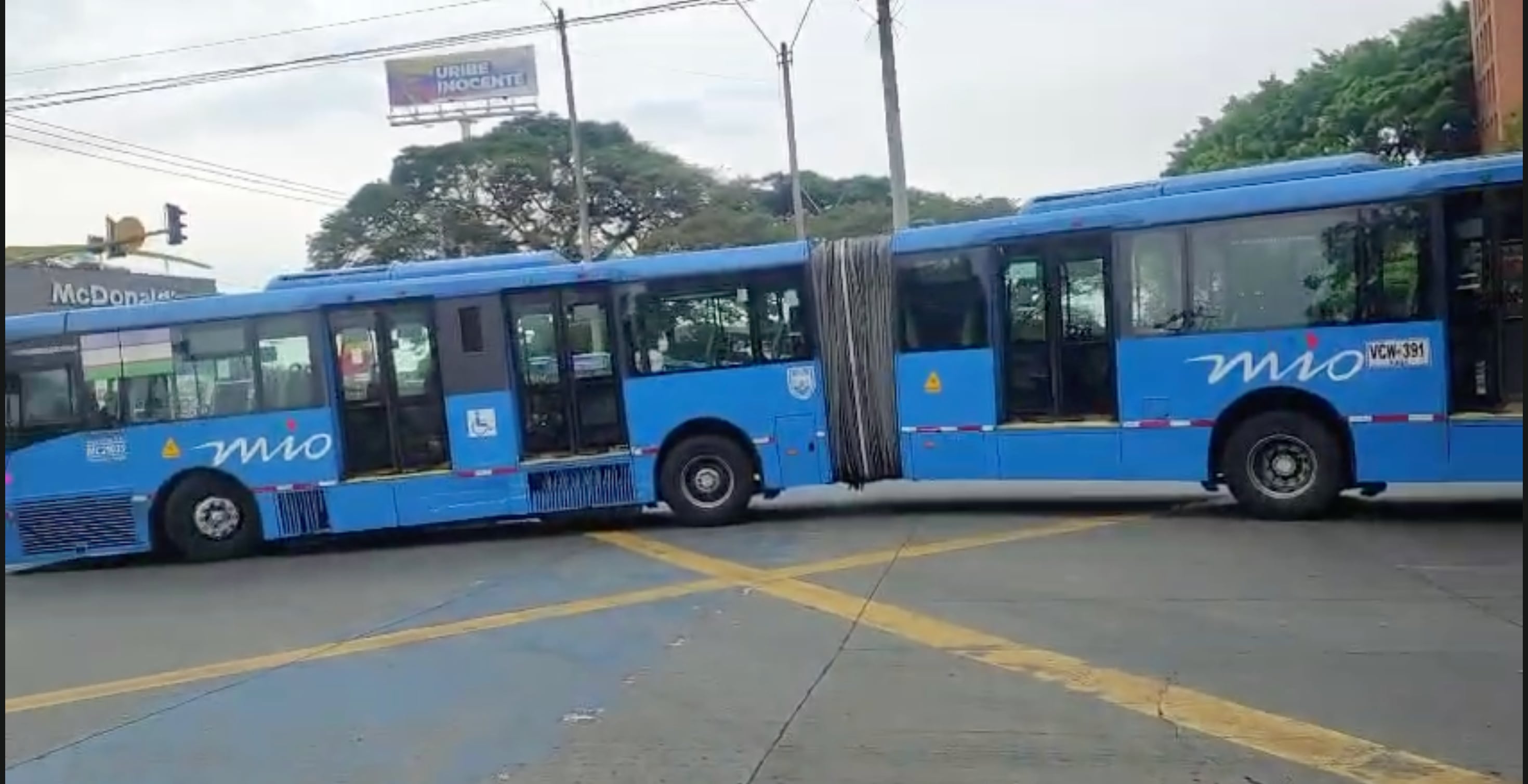 El bus articulado del MÍO impactó en contra de las barandas ubicadas en el ingreso peatonal de la estación Guadalupe.
