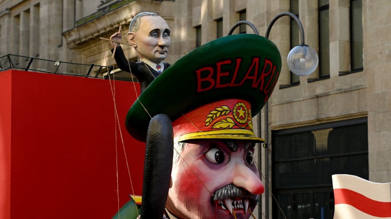 Una carroza de carnaval con el presidente ruso, Vladimir Putin (arriba), manejando al presidente de Bielorrusia, Alexander Lukashenko, como un títere, se abre paso por las calles durante una marcha por la paz titulada "Libertad para Ucrania" que reemplaza el tradicional desfile callejero de carnaval del Lunes de las Rosas en Colonia, Alemania occidental. el 28 de febrero de 2022. (Foto de Ina Fassbender / AFP)