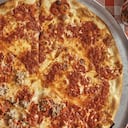Esta es la pizza a base de tomate que preparan en Papa’s con una receta que se ha mantenido por 105 años.