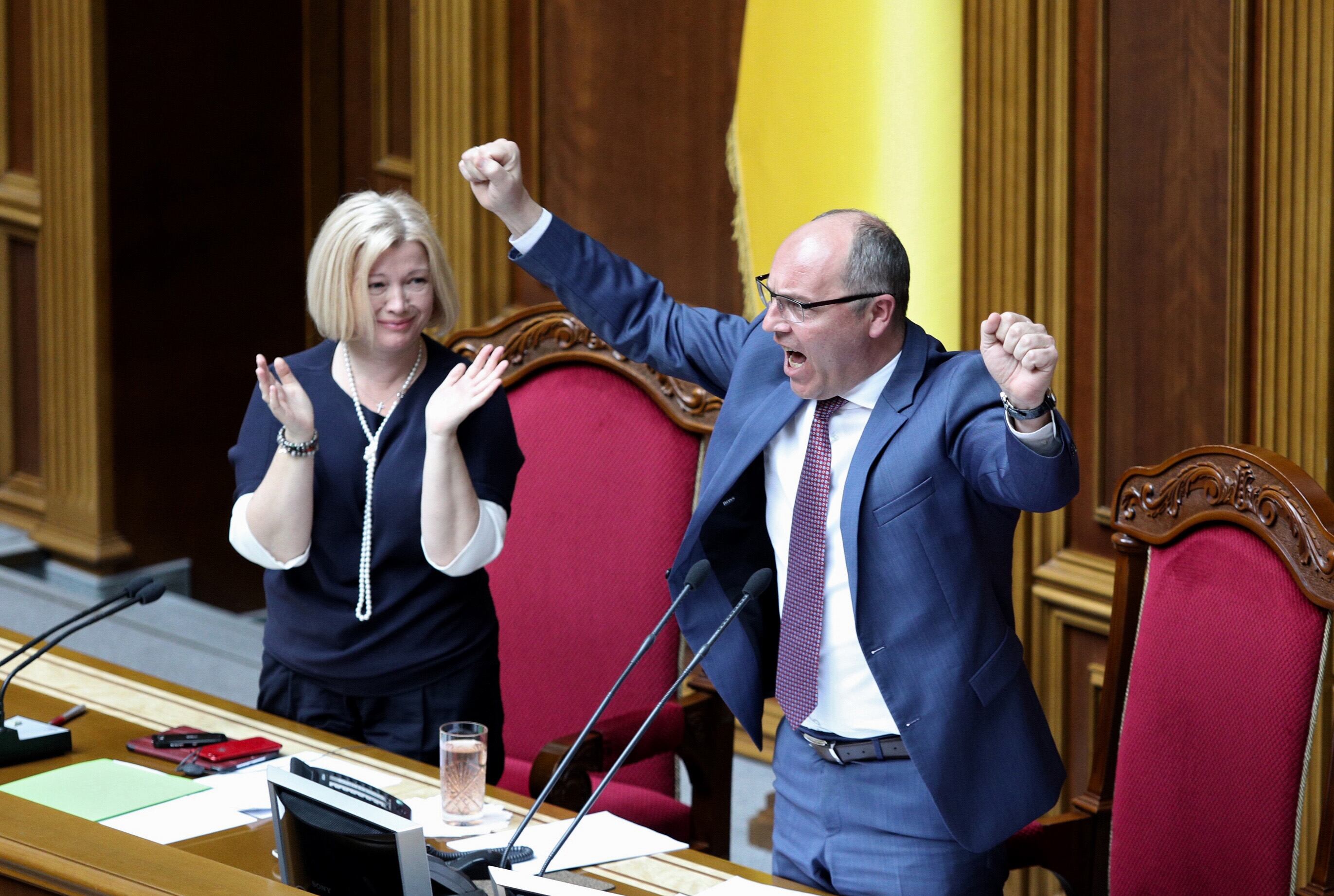 El presidente de la Verjovna Rada de Ucrania, Andrii Parubii, reacciona ante la aprobación del Código Electoral basado en el sistema de representación proporcional de listas abiertas, en presencia de la primera vicepresidenta, Iryna Herashchenko, en una sesión del parlamento celebrada en Kiev, capital de Ucrania, el 11 de julio de 2019.