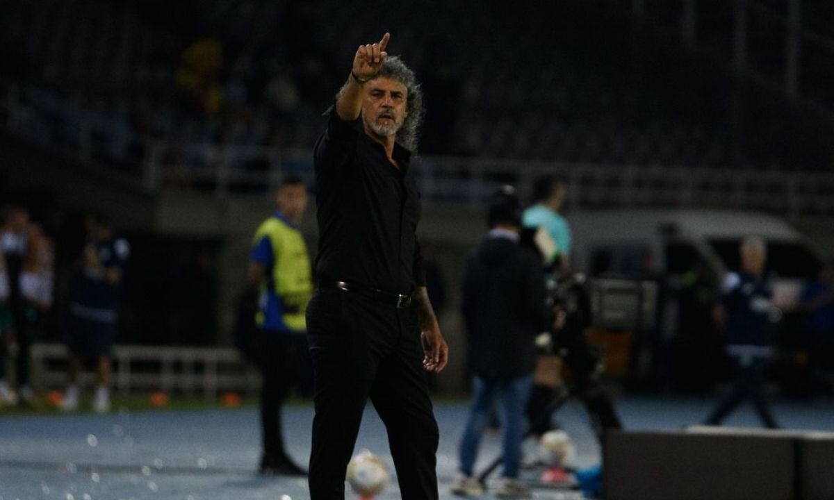 Leonel Álvarez habló del arbitraje colombiano.