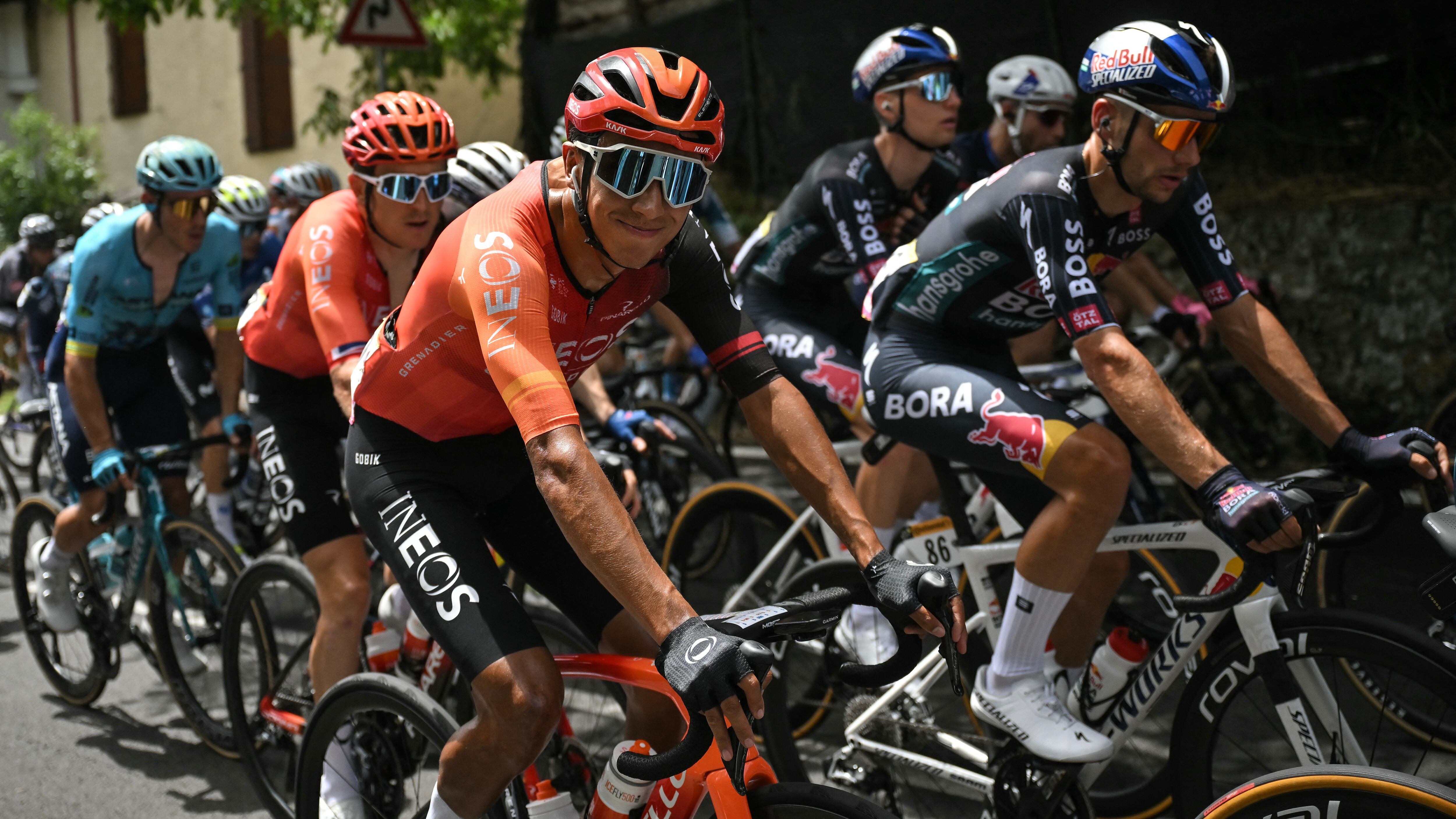 Egan Bernal sonríe: imagen del corredor en la primera etapa del Tur de Francia 2024.