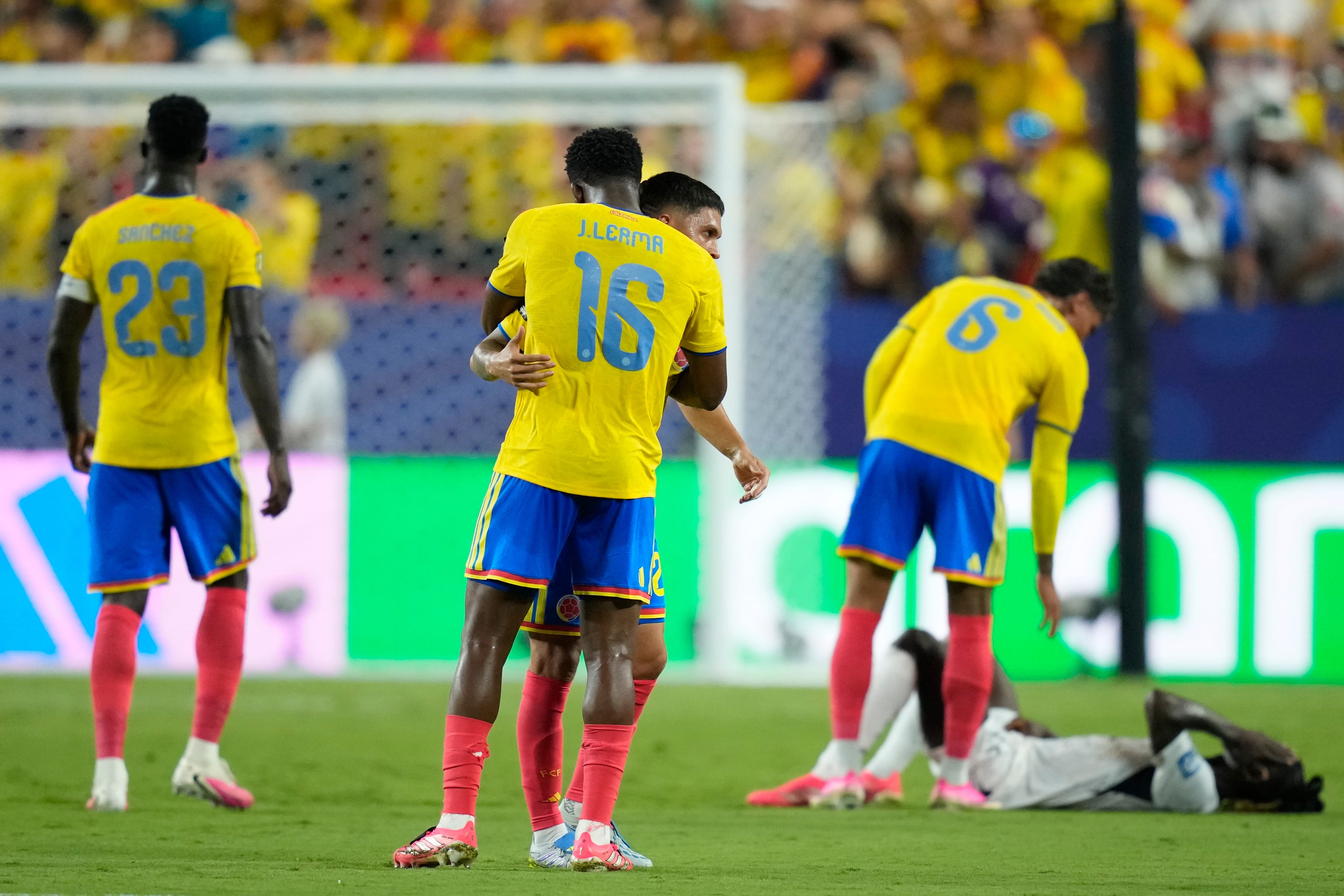 Jugadores de Colombia celebran la victoria de su equipo al término del partido de dieciseisavos de final del Mundial entre Colombia y Ghana