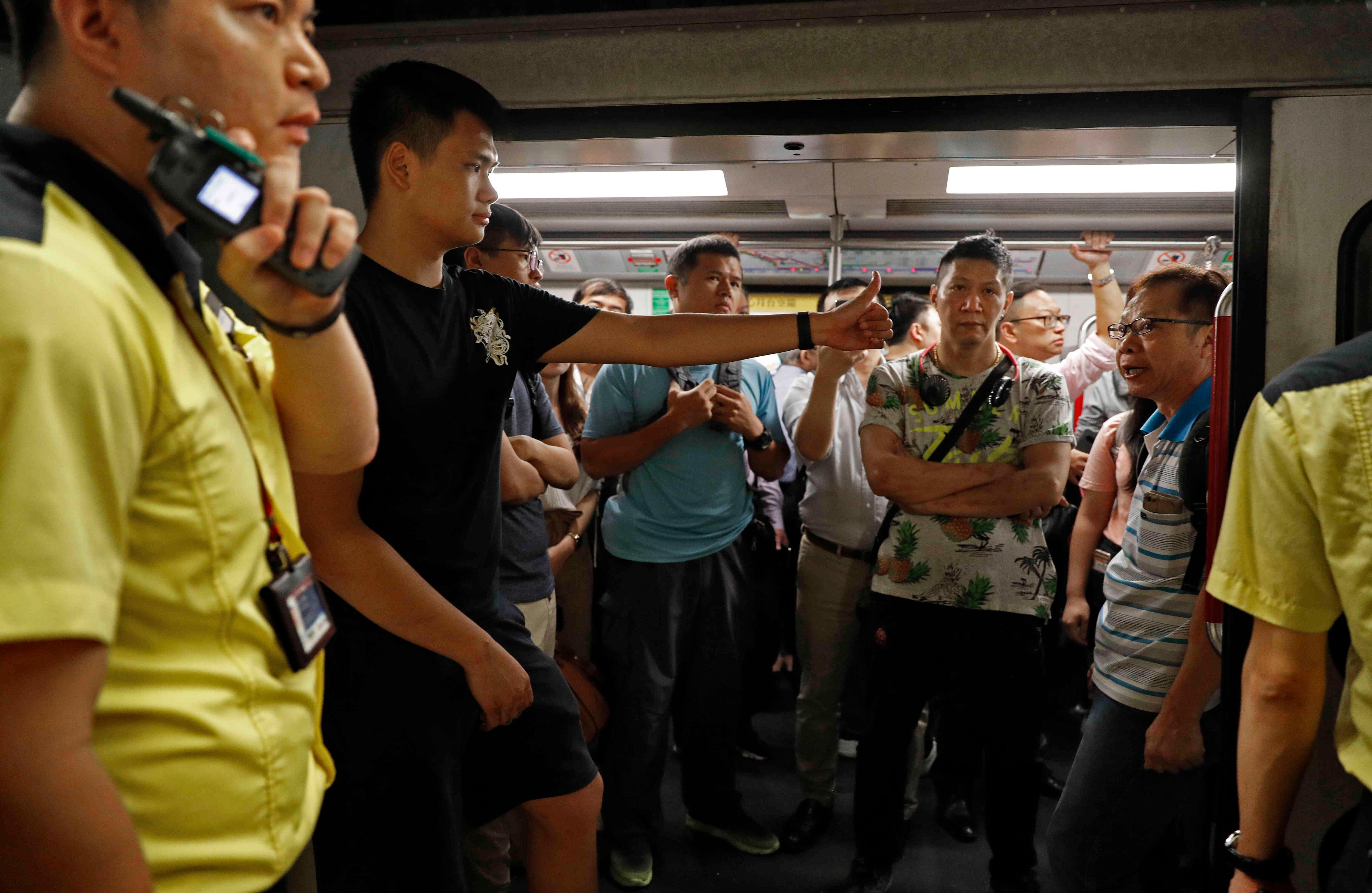 Ayer, un manifestante con camisa negra se tomó la estación de tren. Aquí haciendo un gesto con la mano, para que más ciudadanos se unieran a la causa. Foto: AP