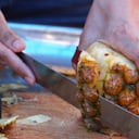 Expertos indican que la cáscara de la piña contiene oxalato de calcio, enzima de bromelina, fibra, celulosa y pentosa. Foto: Getty Images.