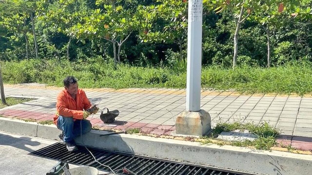 Comenzó el proceso para reemplazar las rejillas de metal y evitar su robo que puede causar accidentes.