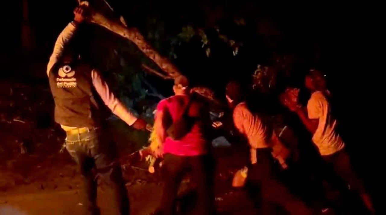 Del sitio fueron levantados ramas de árboles y piedras para dar la apertura total de las vías bloqueadas.