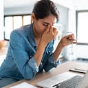 Foto de mujer de negocios estresada que trabaja desde casa en una computadora portátil con aspecto preocupado, cansado y abrumado.