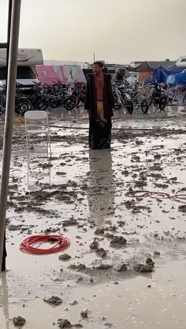 Asistentes al festival Burning Man 2023 se encuentran atrapados por la inclemencia del clima en Nevada.