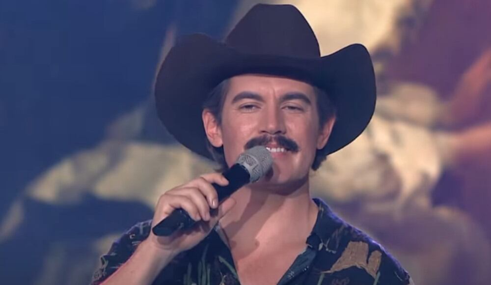 Imitador Joan Sebastian en el escenario.