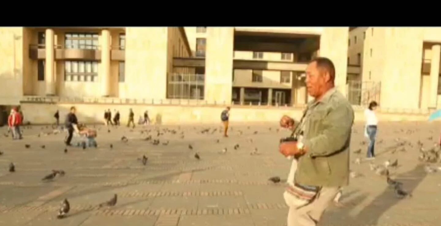 Hombre bailando en el video del ELN