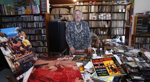 César Pagano protagonizó por más de dos décadas la rumba bohemia e intelectual de Bogotá, a punta de salsa, bolero y música colombiana.  Arriba, en 1991, aparece con Juancho Valencia, de Puerto Candelaria, y el legendario pianista cubano Chucho Valdés