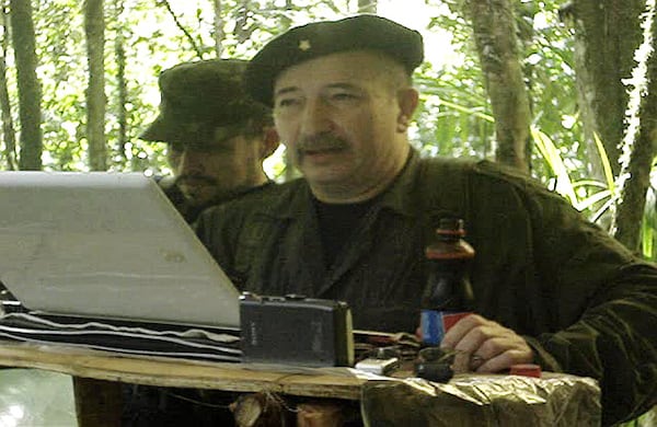 Entre las últimas noticias que se tuvieron del 'Mono Jojoy', está un video en el que asegura frente a sus hombres que las Farc tuvieron relaciones funcionarios del gobierno ecuatoriano. En la imagen, se ve delgado y se mostró nervioso ante un ruido que se esuchó al fondo. Les preguntó a los hombres a los que se dirigía que si lo que había sonado había sido una bomba. 