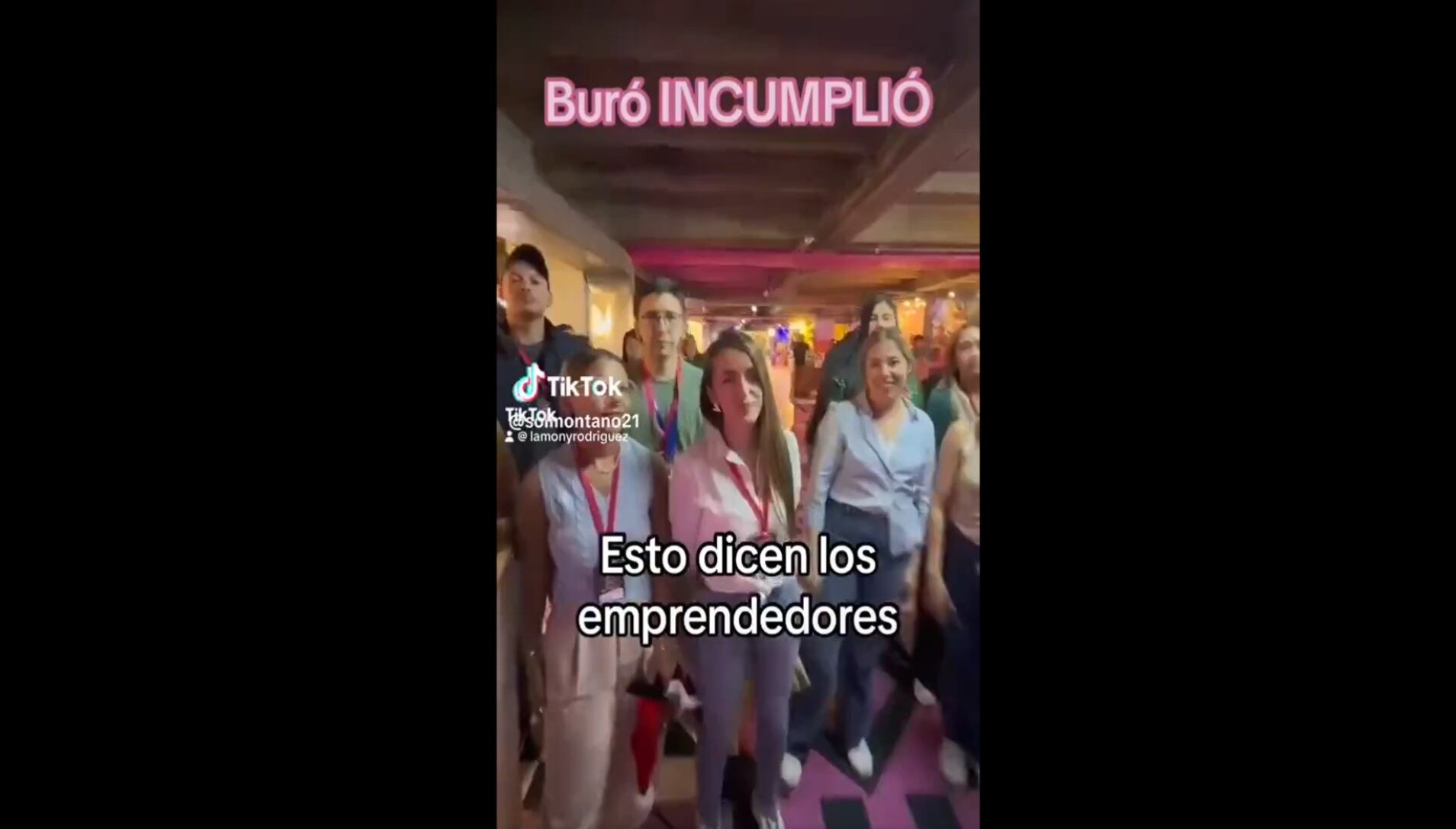 “Estafadoras de cuello blanco, no se merecen nada”, le reclama, diciéndole ladrona y estafadora.