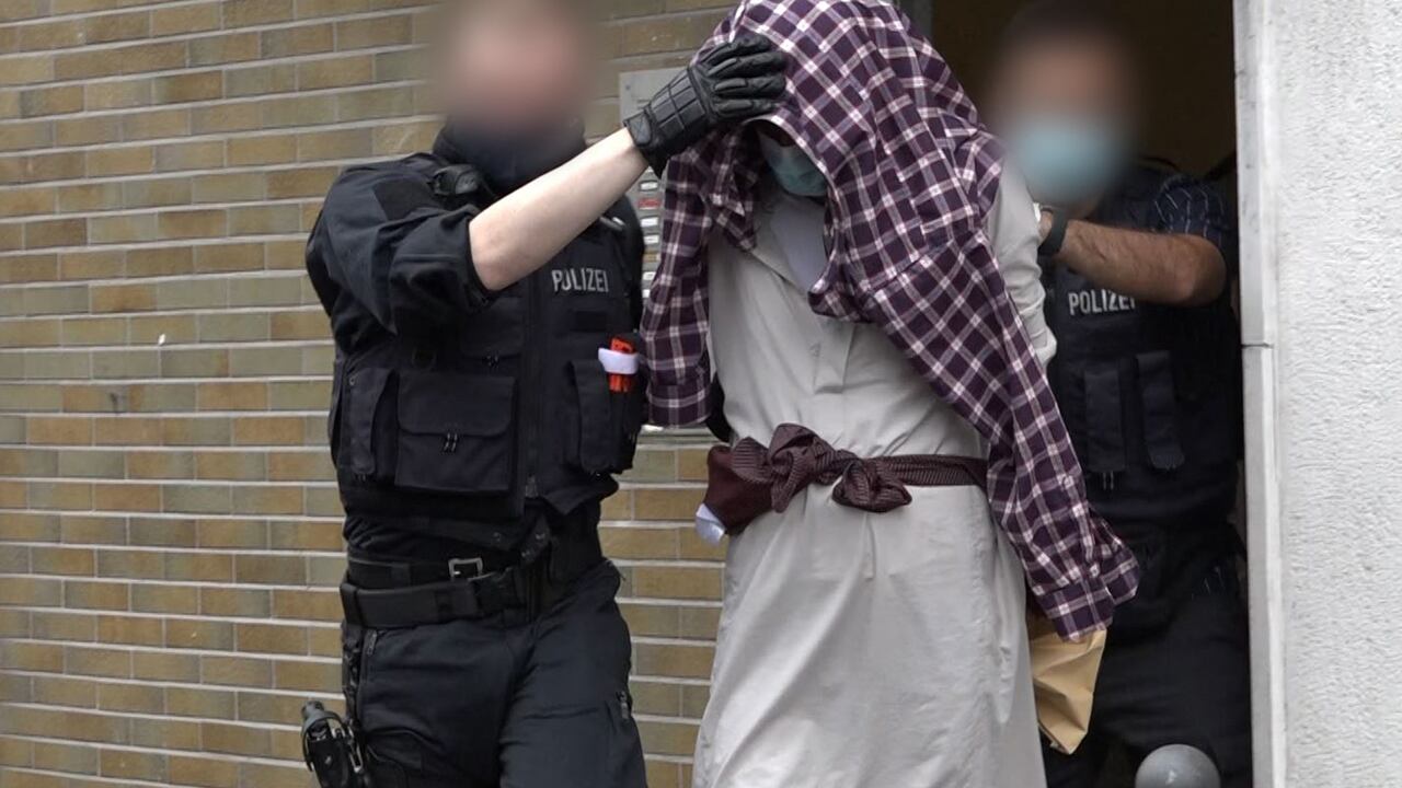 Un hombre es secuestrado por agentes de policía en relación con el presunto ataque planeado contra la sinagoga de Hagen, en el oeste de Alemania, el 16 de septiembre de 2021. - La policía alemana dijo el 16 de septiembre de 2021 que arrestó a cuatro sospechosos por un ataque frustrado a una sinagoga en la festividad judía de Yom Kippur, un caso que revivió los temores de una repetición del asalto de 2019 contra un templo judío. (Foto de Alex TALASH / dpa / AFP) / Alemania FUERA
