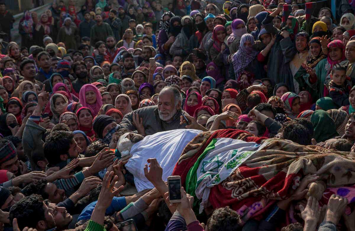 El Padre, centro, se lamenta cerca del cuerpo de Mudasir Ahmed, uno de los cuatro presuntos rebeldes muertos, en su residencia en Redwani, 65 kilómetros al sur de Srinagar, Cachemira controlada por la India, el domingo 12 de febrero de 2017.  (AP Foto / Dar Yasin)