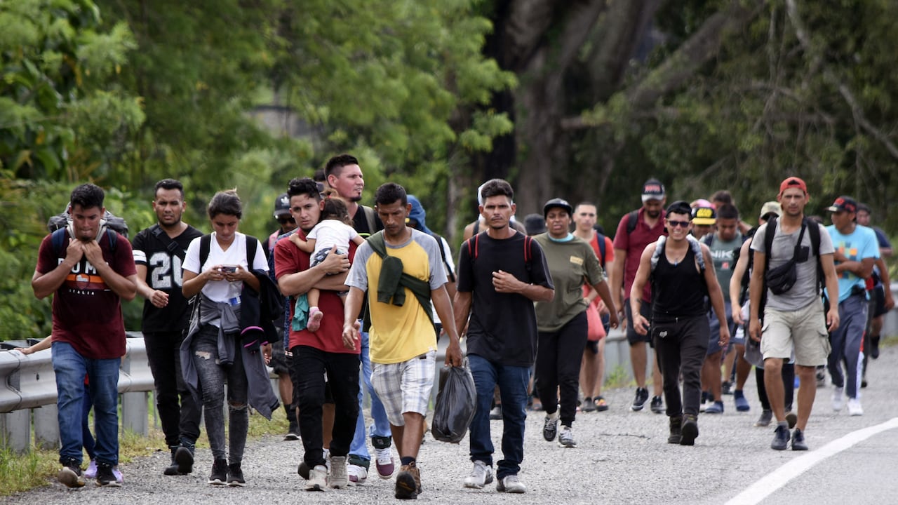 Miles de migrantes, en su mayoría venezolanos, cruzan México en busca de llegar a Estados Unidos. (Photo by AFP)