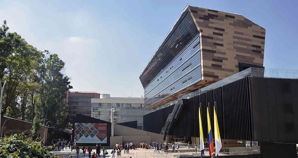 En 2017, el edificio Jorge Hoyos Vásquez recibió el premio al mejor de América Latina en automatización de audio, video y salones colaborativos.