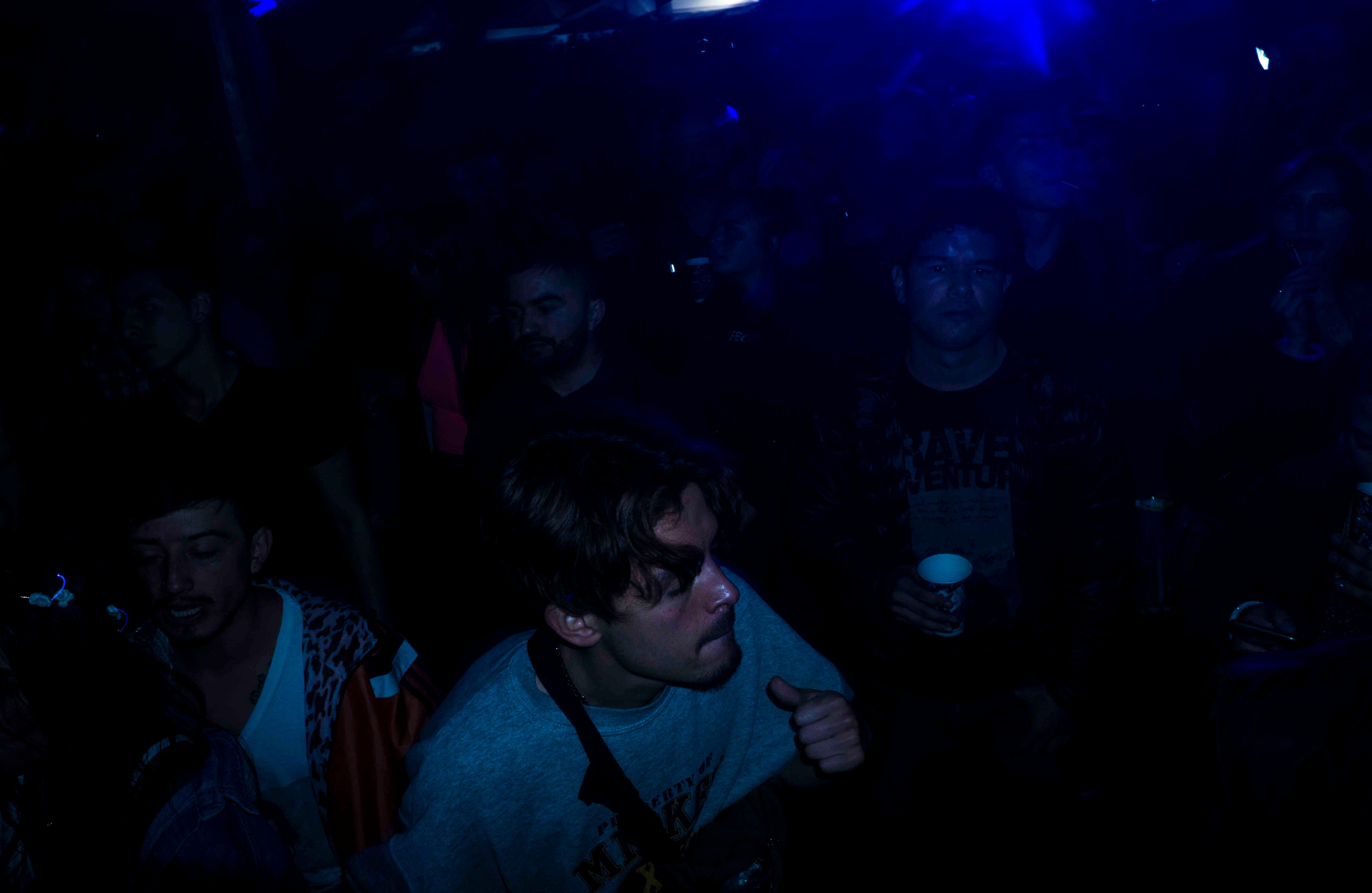 Hay un consenso en quienes viven día a día la escena electrónica en Colombia: el país ha evolucionado, pero falta profesionalizar más a quienes cada noche producen y consumen esta música en esta esquina del continente. 