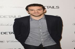 Fred Savage actualmente tiene 36 años.Dio el salto de la actuación a la dirección y producción para varios programas televisivos como 'Ugly Betty' la versión estadounidense de Yo Soy Betty la fea y 'Modern Family' donde actúa Sofía Vergara.