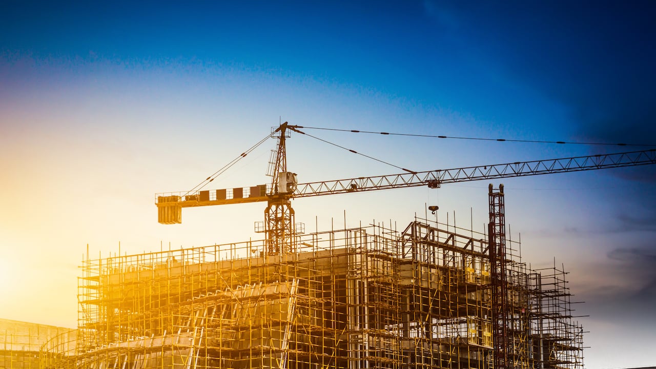 14 por ciento de la mano de obra del país, en todos los niveles de calificación, ocupa la construcción.