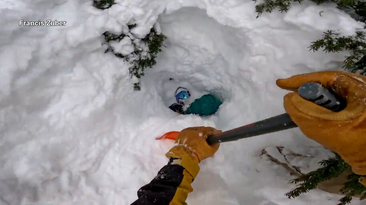 Luego sacó una pala de su mochila, que le facilitó rescatar a esta persona, afortunadamente sin lesiones graves, pero que vivió momentos difíciles, ya que prácticamente quedó sepultado, limitando sus movimientos.