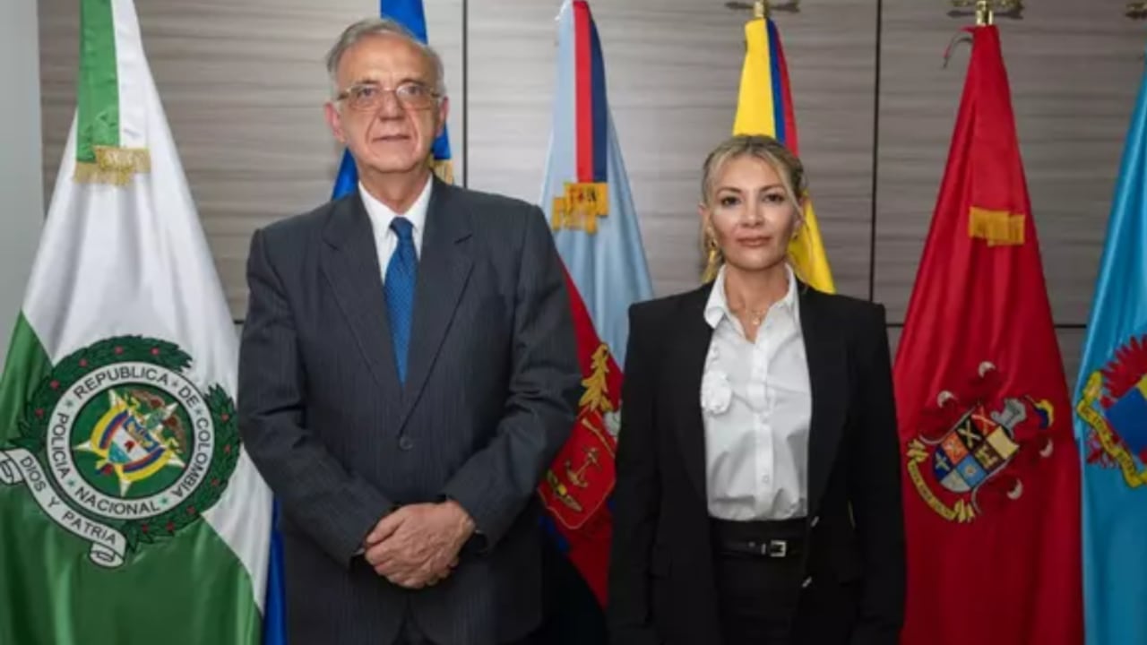 Superintendente de Vigilancia, Yennifer Parra, junto al exministro de Defensa, Iván Velásquez.