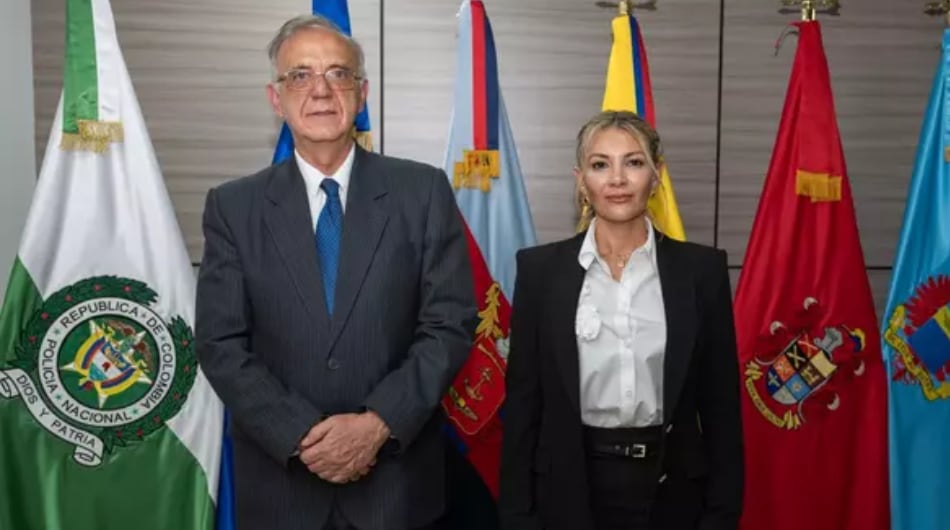 Superintendente de Vigilancia, Yennifer Parra, junto al exministro de Defensa, Iván Velásquez.