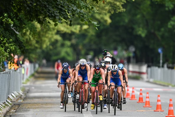 Tras un poco menos de dos horas y media de carrera, en el sur de la aglomeración hamburguesa, el piloto de una moto, con un camarógrafo que participaba en la cobertura de video de la carrera, chocó con un triatleta de 26 años, en la prueba de bicicleta. (Photo by Artur Widak/Anadolu Agency via Getty Images)