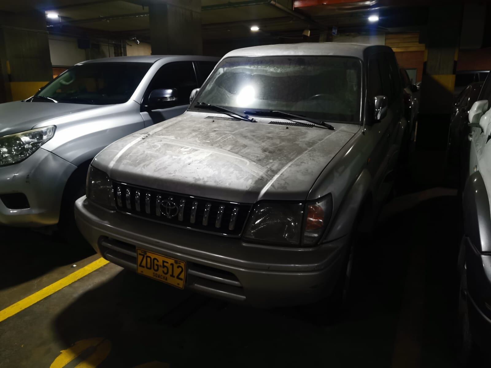 Camioneta abandonada en el parqueadero del Congreso.