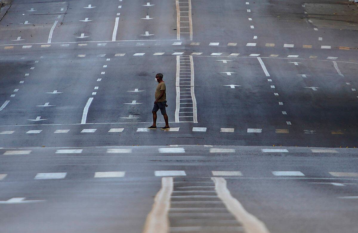 Un hombre con una máscara como precaución contra la propagación del nuevo coronavirus camina en una calle vacía durante el toque de queda en La Habana, Cuba, el martes 1 de septiembre de 2020. Las autoridades cubanas introducirán nuevas medidas a partir de mañana martes destinadas a contener la propagación del coronavirus en La Habana como un toque de queda desde las 7 pm hasta las 5 am y que nadie sin un permiso especial podrá entrar o salir de la provincia. Las nuevas medidas durarán al menos 15 días. Foto: Ramón Espinosa / AP  