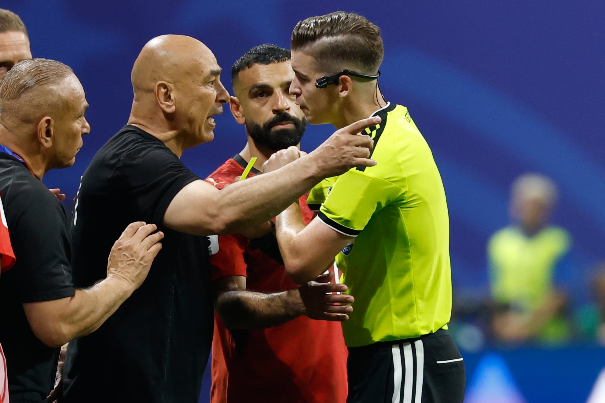 Hossam Hassan discute con el juez Francois Letexier, en medio del partido Egipto vs. Argentina del Mundial 2026