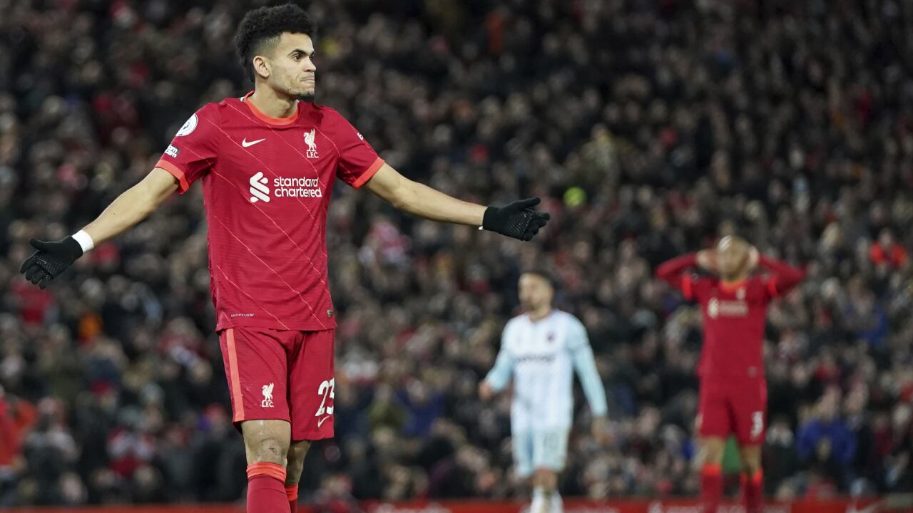 Luis Díaz se lamenta tras una ocasión perdida en el partido entre Liverpool y West Ham.