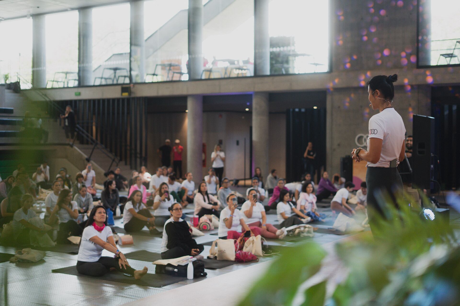 Pink Yoga se consolida como una iniciativa que transforma el bienestar en impacto social, apoyando a mujeres que enfrentan el cáncer de mama con programas de salud y acompañamiento.