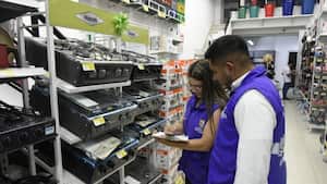 Las autoridades visitaron diferentes establecimientos de comercio en Cali para verificar que no haya alza injustificada en el precio de los electrodomésticos.