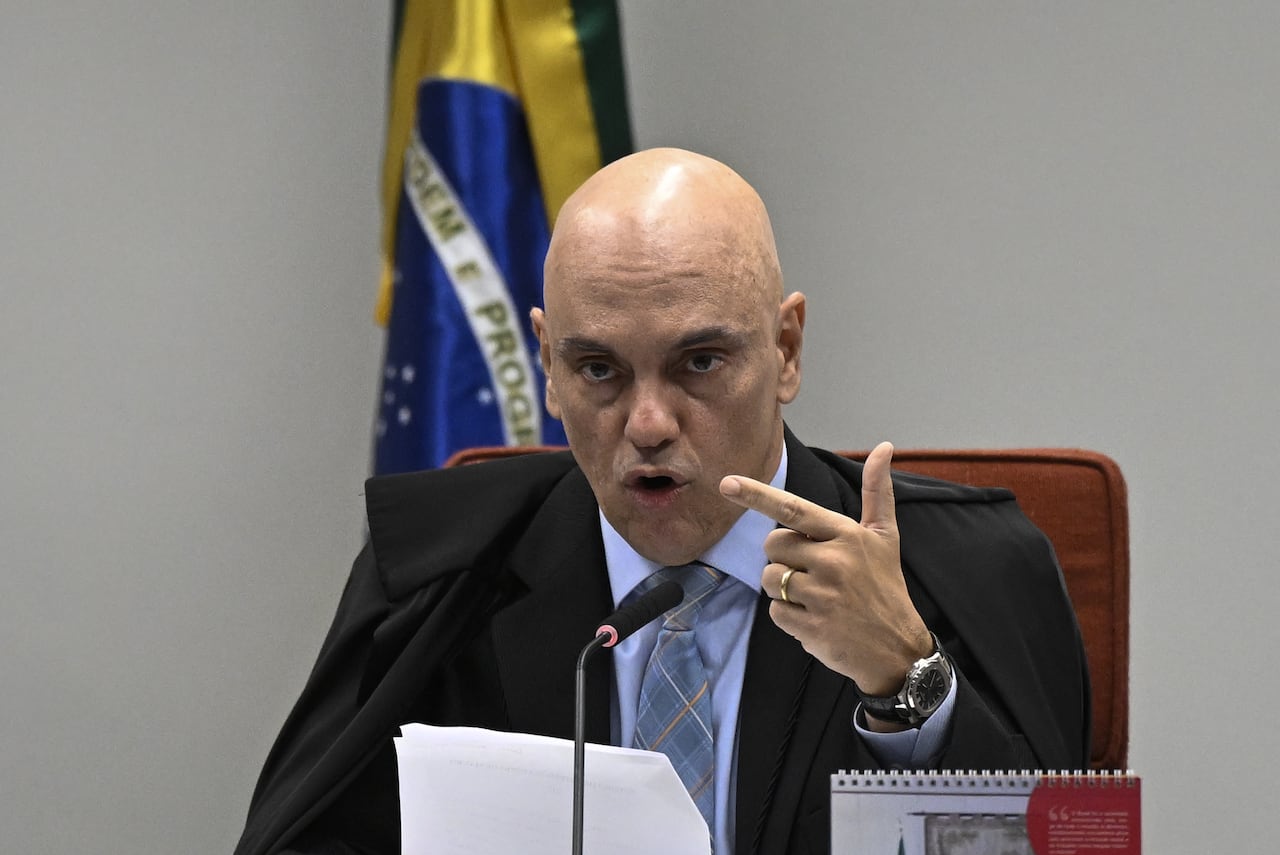 El juez del Supremo Tribunal Federal de Brasil, Alexandre de Moraes, interviene durante las audiencias del expresidente Jair Bolsonaro y sus allegados, acusados de intentar un golpe de Estado en enero de 2023, en Brasilia, el 9 de junio de 2025.