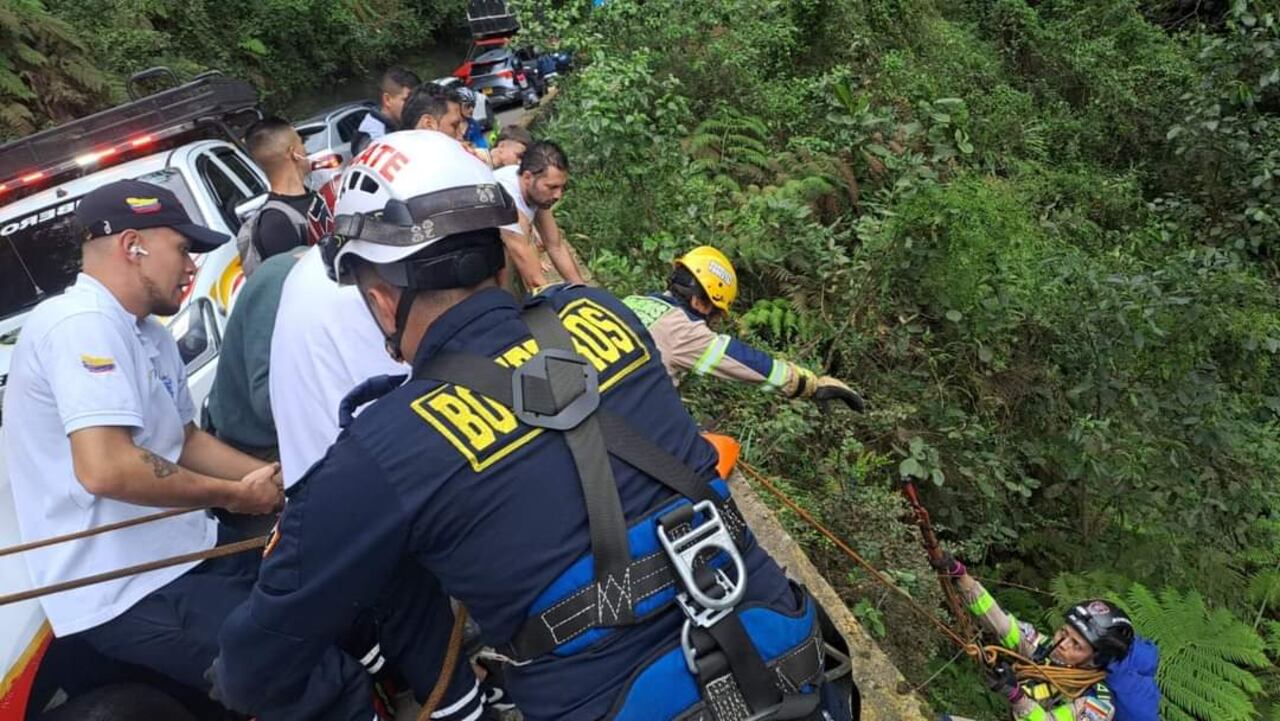 Rescate de joven en el Salto del Tequendama.