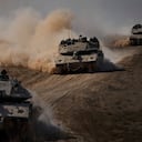 Tanques israelíes se dirigen a la frontera en la Franja de Gaza en el sur de Israel, el viernes 13 de octubre de 2023. (AP Foto/Ariel Schalit)