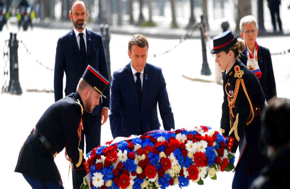 Emmanuel Macron, presidente de Francia, uno de los países aliados que enfrentaron a Alemania durante la Segunda Guerra, también conmemoró la fecha. Llevando una corona de flores al Arco del Triunfo, en medio de las desoladas calles de París por el confinamiento, el mandatario recordó la rendición del ejército nazi. Foto: AP