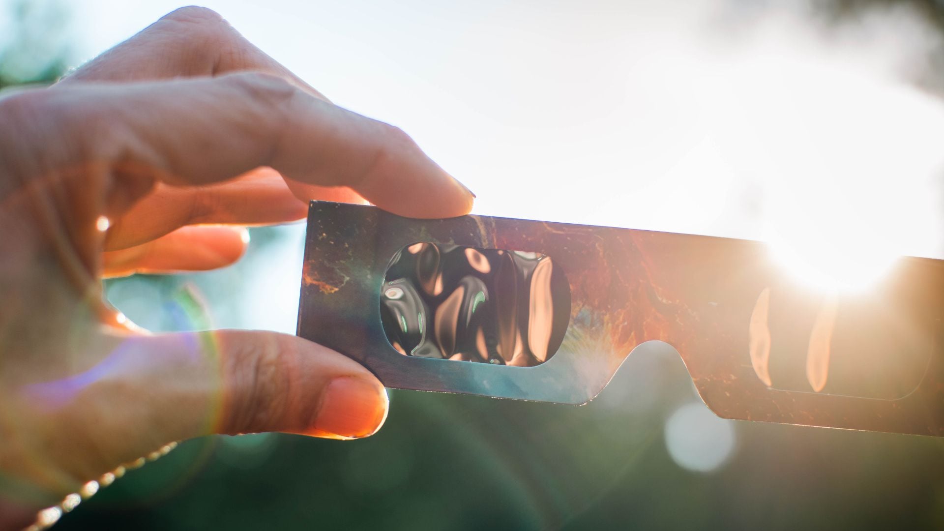 Aunque observar un eclipse puede ser una experiencia memorable, hacerlo sin las medidas adecuadas representa un riesgo para la visión.