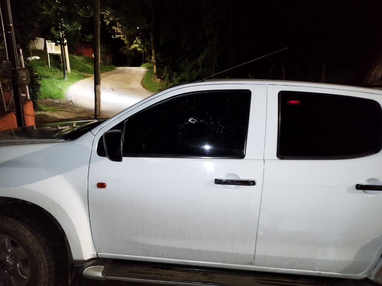 Así quedó la camioneta del concejal tras los disparos.