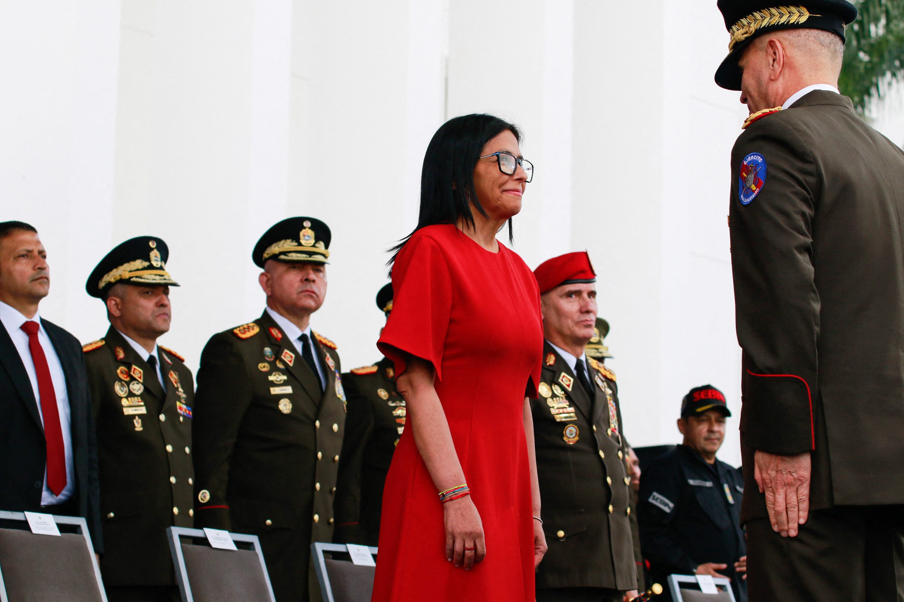 Militares y policías venezolanos juraron "lealtad y subordinación absoluta" a Delcy Rodríguez, la presidenta encargada de Venezuela.
