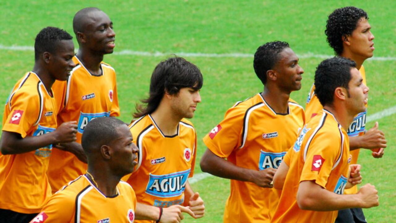 Carlos Darwin Quintero (primero de izquierda a derecha) con los colores de Selección Colombia en 2009.