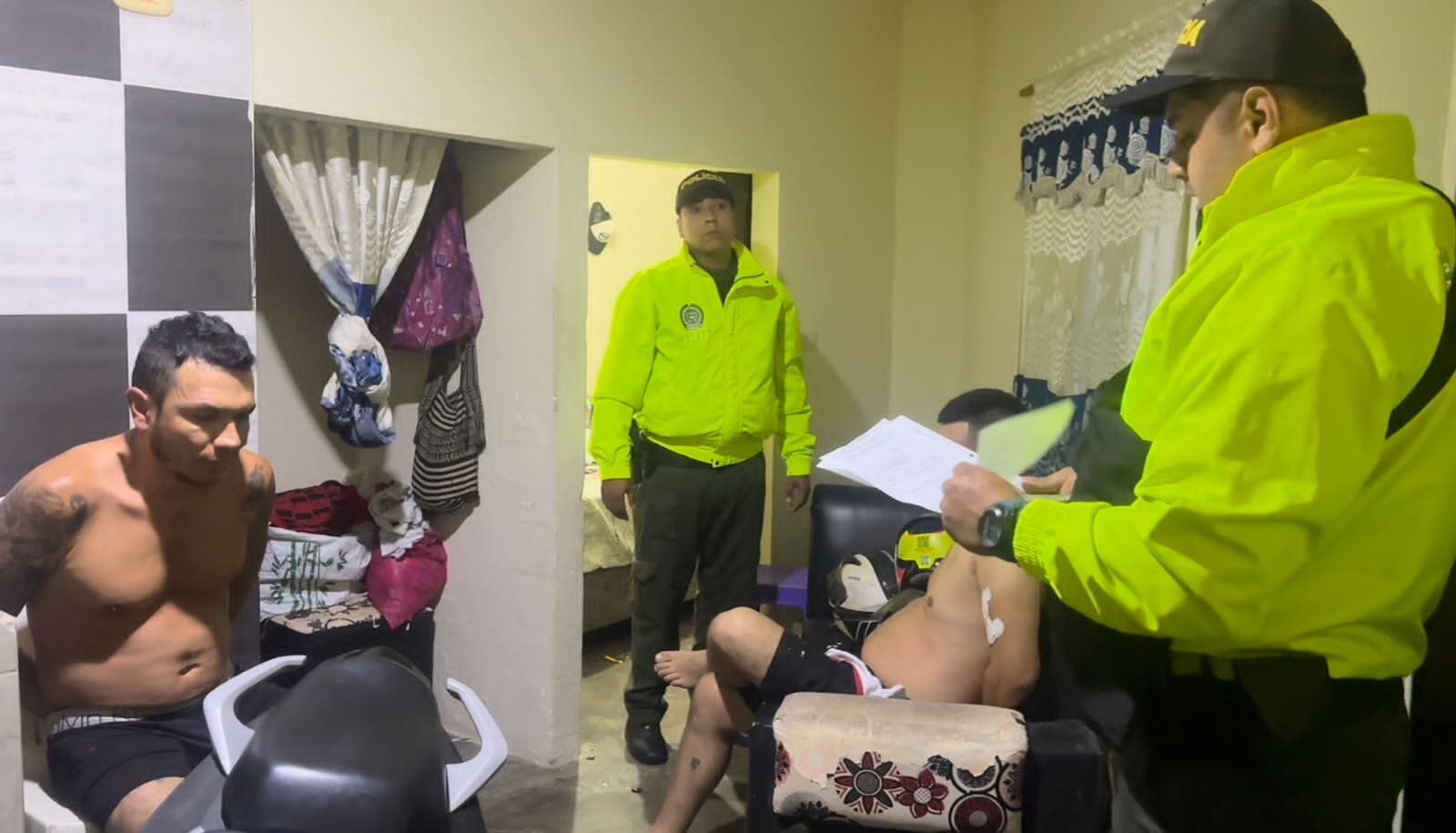 Cinco hombres fueron capturados por orden judicial y uno más en flagrancia.