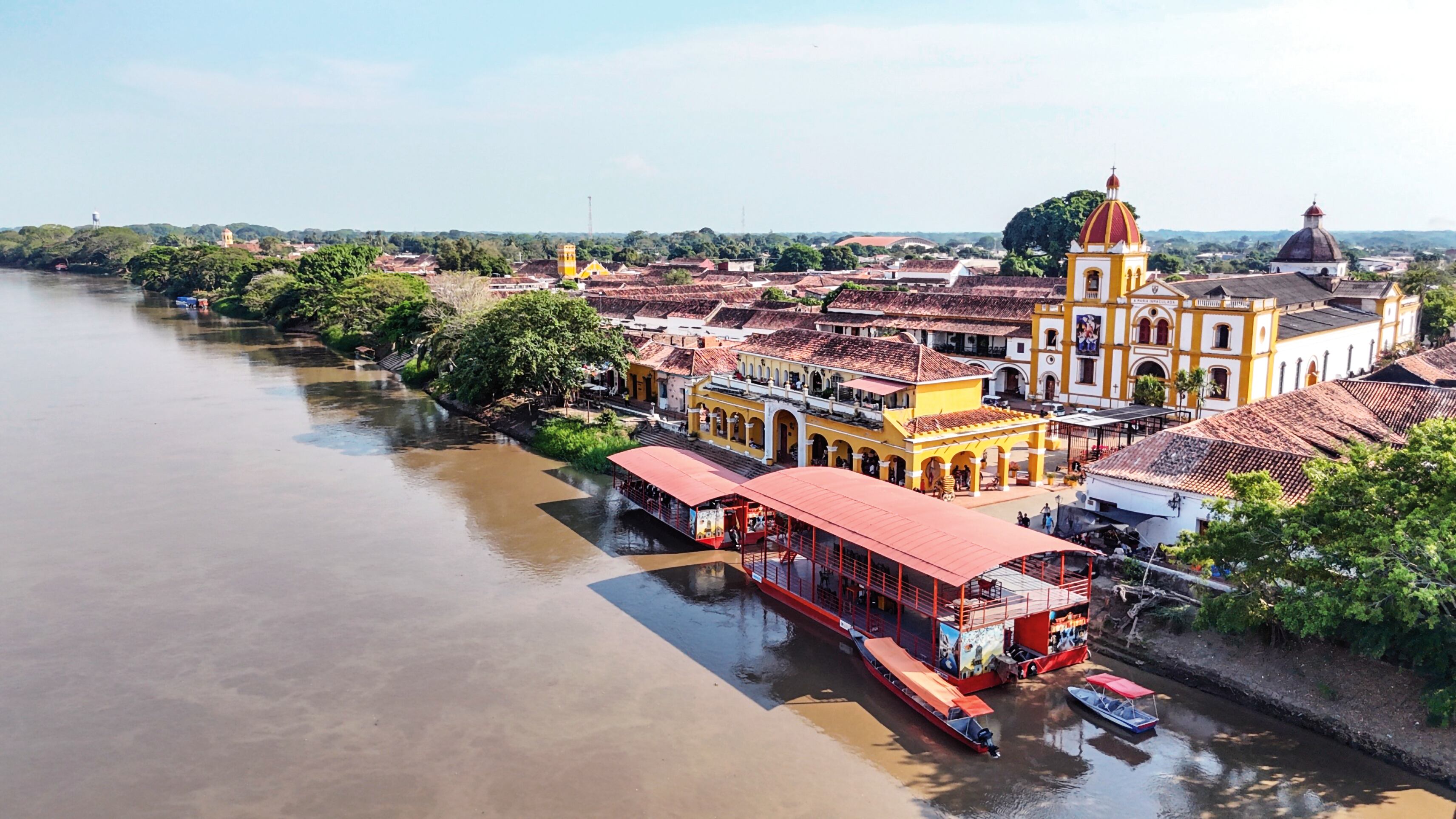 En Ciénaga, Magdalena, inicia un viaje único en lancha que lleva a los viajeros a la Venecia colombiana.